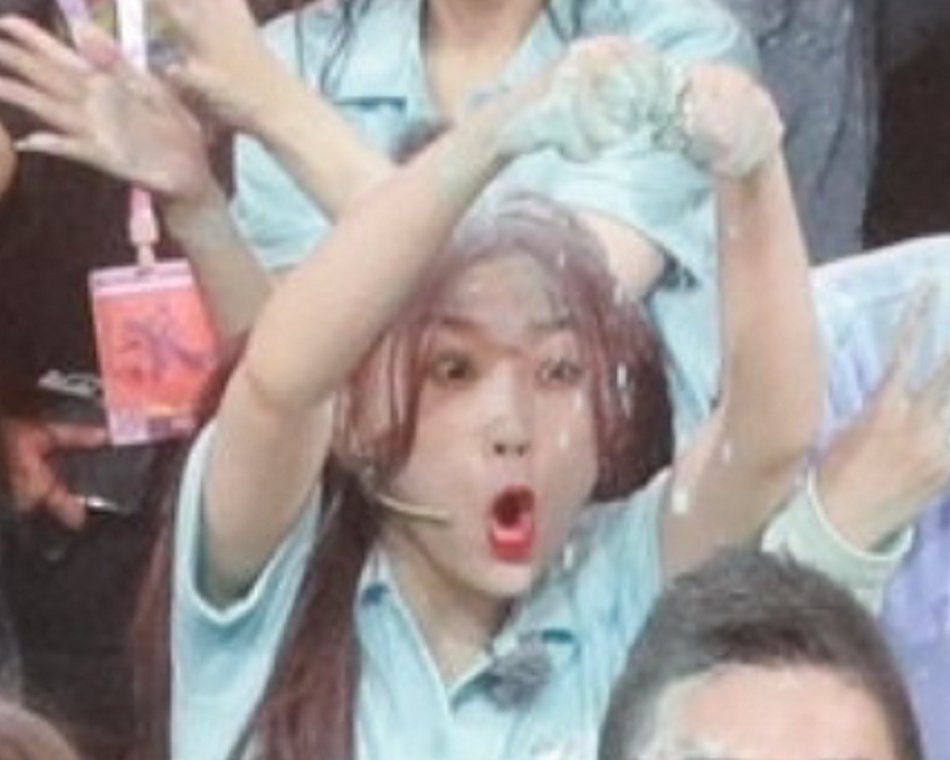  刘雨昕|团综收官，虞书欣对老板狂撒面粉，刘雨昕直接染一头“绿”发？