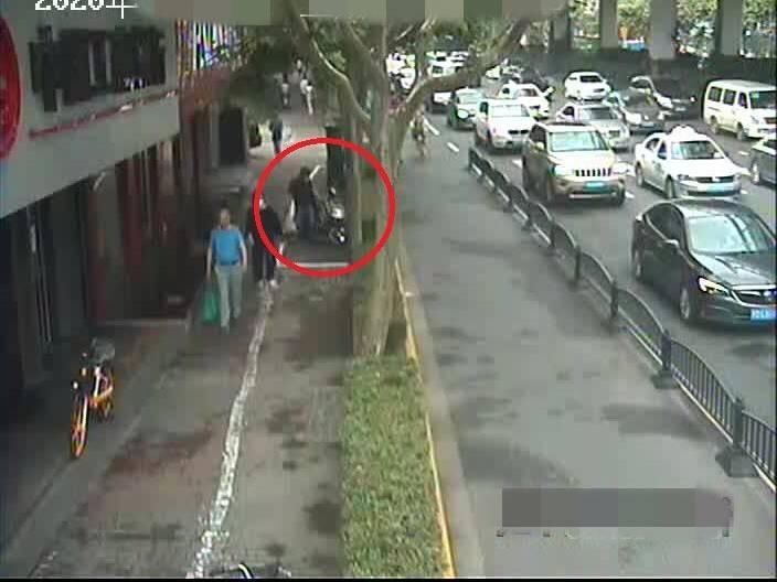 警察|出门买菜,他顺手“牵”了台手机!人刚到家警察就上门了……