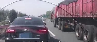  追尾|【五大曝光】未保持安全车距超车道两车追尾