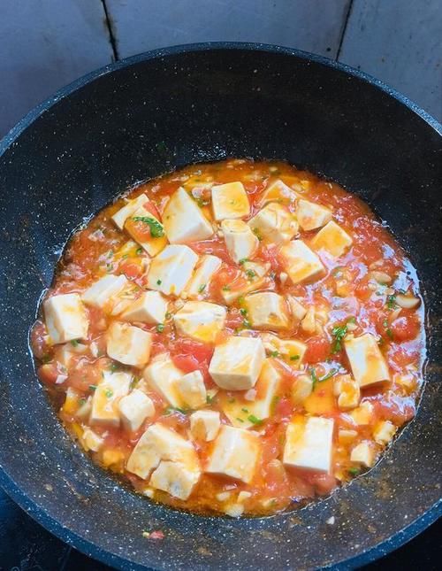  豆腐|西红柿炖豆腐，美味特下饭，汤汁泡米饭，熊孩子能吃两大碗！