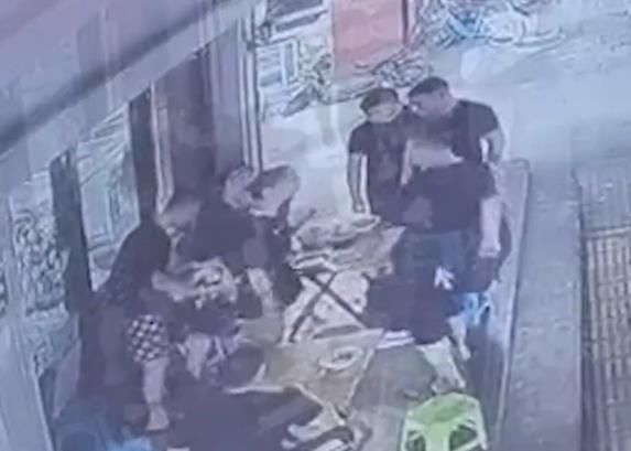 举动|女子吃饭遭强行搂抱,男子举动更让人愤怒