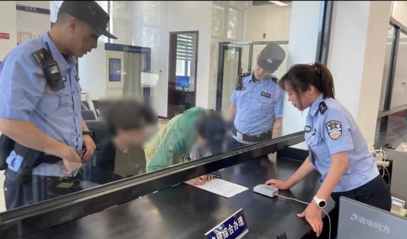 北京通州警方连帮两名考生准时进入考场