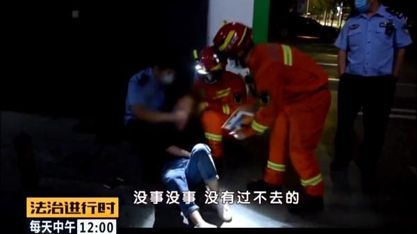 李某|北京：女子欲跳楼自杀，民警消防接力“公主抱”