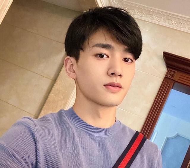  总决赛|快本主持迎来决赛，R1SE入围两员大将，大合影站位暗藏玄机？