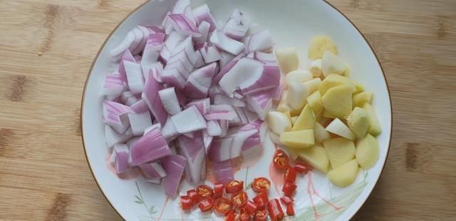 花甲|花甲除了炒还能怎样吃?加半个洋葱教你新吃法,喷香好吃到想舔盘