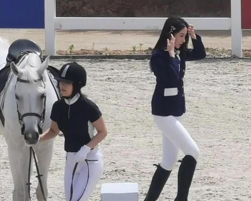  方式|蔡徐坤孟美岐同时录跑男：看到两位“初C”的站位后，避嫌方式太明显