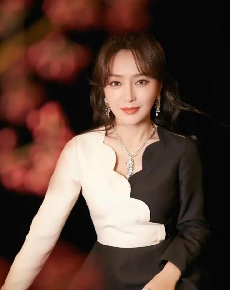  有种|有种“逆生长”叫秦岚, 穿黑白拼接裙优雅迷人, 一点不像70后