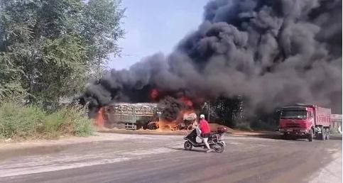  这事|加油站旁，两大货车相撞瞬间起火！一名司机跳车后干这事