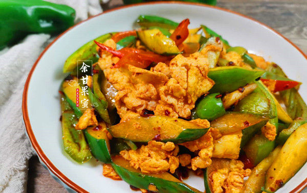  下饭|炒鸡蛋简单快捷也下饭，我用这两种蔬菜同炒，爽口开胃老光盘