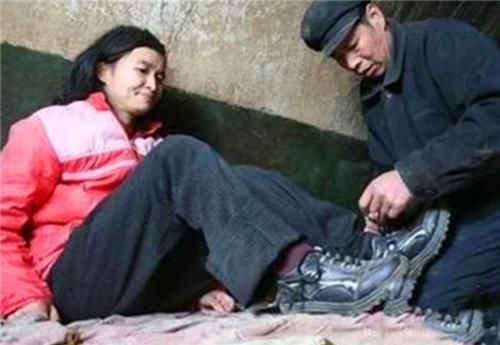 拐卖|16岁少女被拐后，被傻兄弟关窑洞17年，发现时已被折磨到精神失常