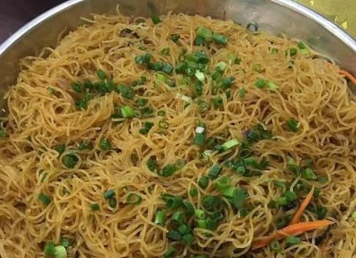  香喷喷|米粉老是太油腻？大妈教你这样做，不油炒，不水煮，出锅香喷喷！