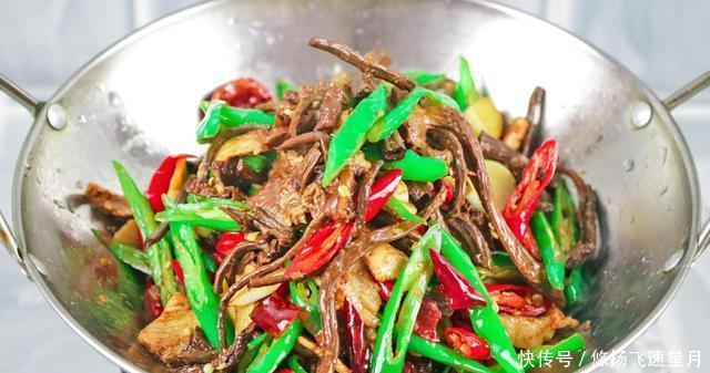 分享|分享一道干锅茶树菇的家常做法,越吃越香有嚼劲,配米饭吃很过瘾