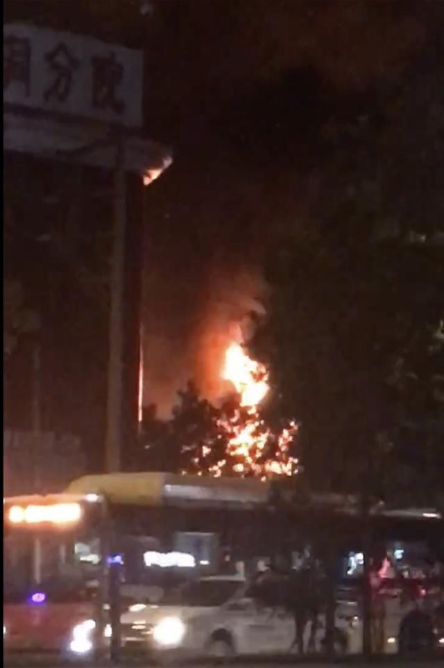  行驶|广州一地深夜起火消防已前往扑救！交警提醒车辆绕道行驶注意避让