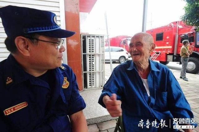 辛苦|95岁的老党员“拍了拍”山东消防员：感谢你们，辛苦啦