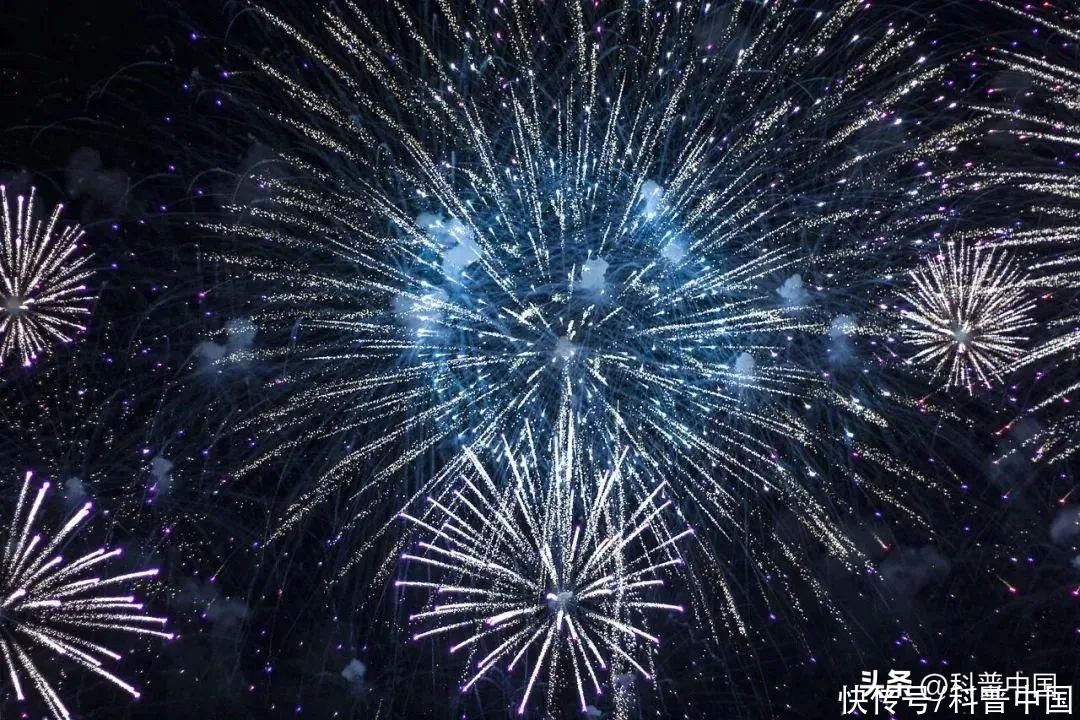 烟花到底为什么有这么多颜色(烟花到底为什么有这么多颜色？)