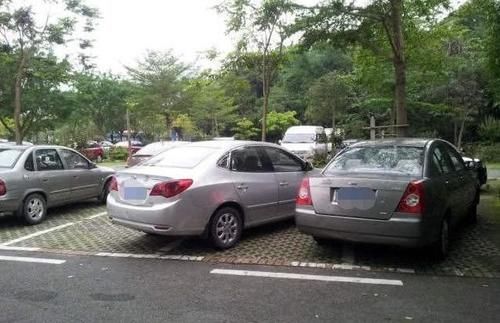  道歉|初中生撞到奔驰，等不到车主留下道歉纸条，车主：虽感动，仍要赔