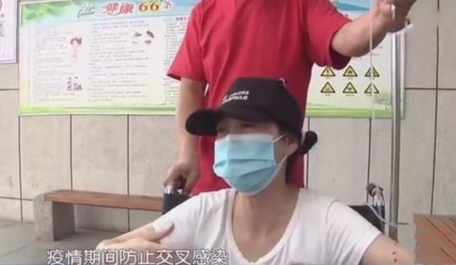  男子|男子乱戴口罩，超市员工好心提醒却被暴打，掏出手机要报警又被打