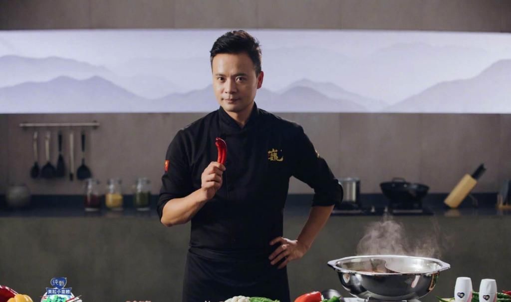  发布会|中餐厅第四季发布会：赵丽颖橙色露肩上衣，飒爽又优雅