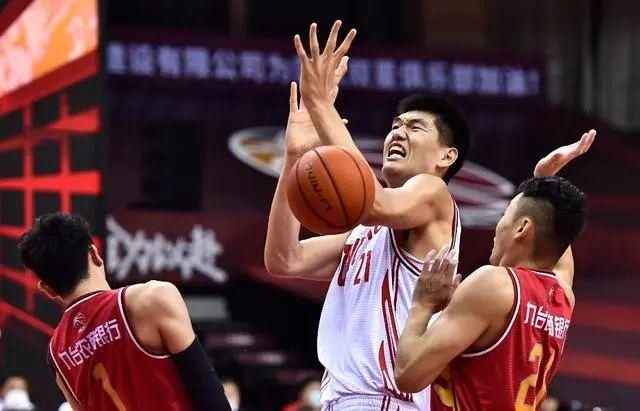  青岛|巩晓彬避免3连败收官！季后赛再战青岛还要看内线