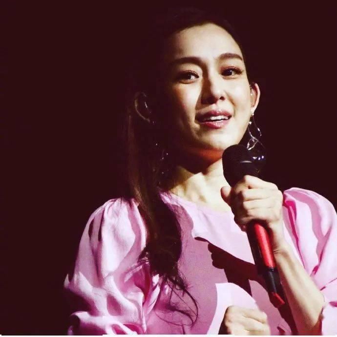  玩游戏|孕妇站着排队，丈夫坐着玩游戏引众怒：明明结了婚，怎么还要全靠自己？