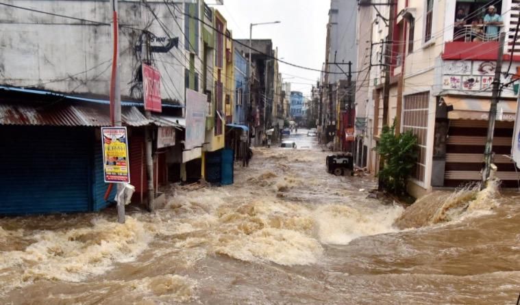 在家|在家躲疫情的印度人，又被暴雨洪水逼进了拥挤的避难所