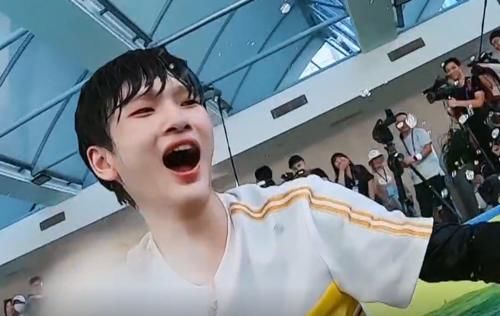 中途|《奔跑吧》唯一全程戴假发的嘉宾,中途不小心掉到水里,观众都看懵了