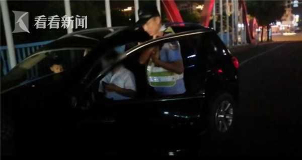  夜间|为“保护”丈夫酒驾安全 老婆夜间骑电动车引路