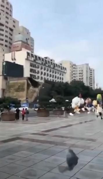  城墙|西安明秦王府城墙坍塌与持续降雨有关，4车受损，4人擦伤已送医