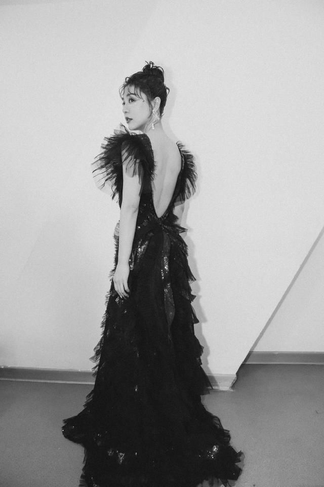  风格|丁当出席活动意扮嫩，一身印花连衣裙太土气，不仅显老还没气质