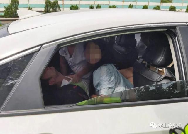  路政|娄新高速应急车道：小车内一男子疑似被绑架！路政人员立即冲了上去……