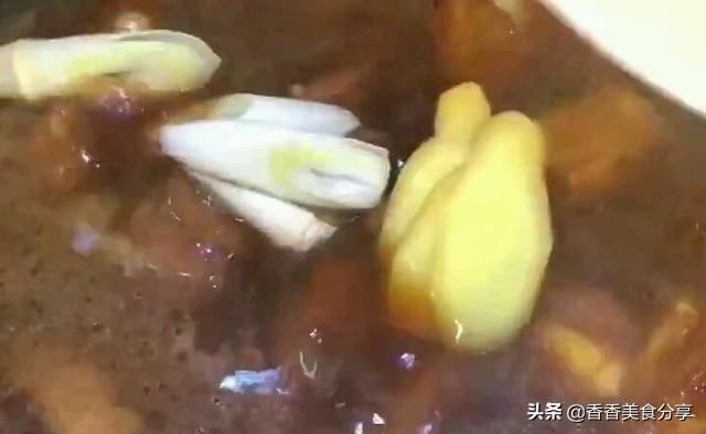  味道|香喷喷的排骨焖饭，做法很简单，味道不简单