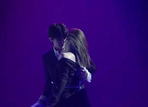  舞台|蔡徐坤亮相姐姐成团夜，舞台上大胆和伴舞亲密互动，粉丝暴风哭泣