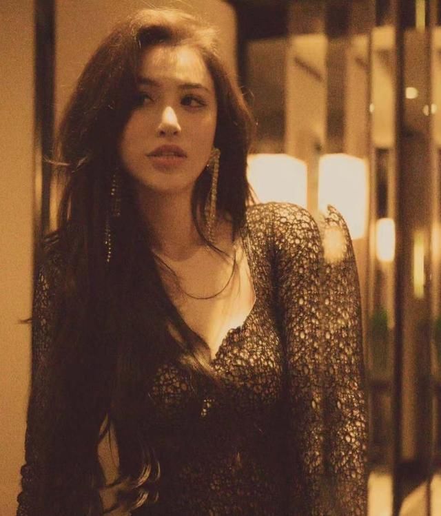  版型设计|刘翔前妻葛天也太美了，穿网状上衣配荷叶喇叭裤，长卷发A到爆