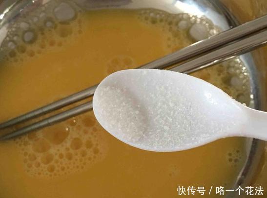  翻倍|炒鸡蛋时，最忌直接下锅，加上这一步，鸡蛋鲜嫩可口，美味翻倍！