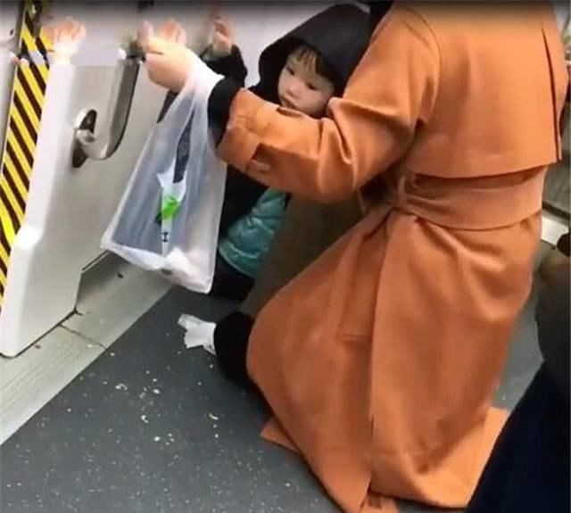 着孩子|宝妈带娃乘地铁，没人让座只能蹲在地上，接下来一幕让所有人惭愧