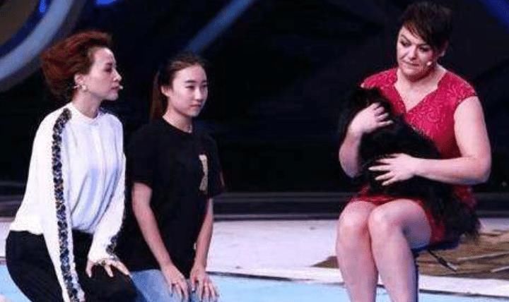  节目|董卿主持曾三次下跪，前两次圈粉无数，最后一次却成为污点！