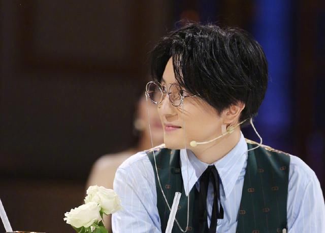  失败|黄圣依录节目胆太大，表情管理失败也就算了，居然敢提＂送石头＂