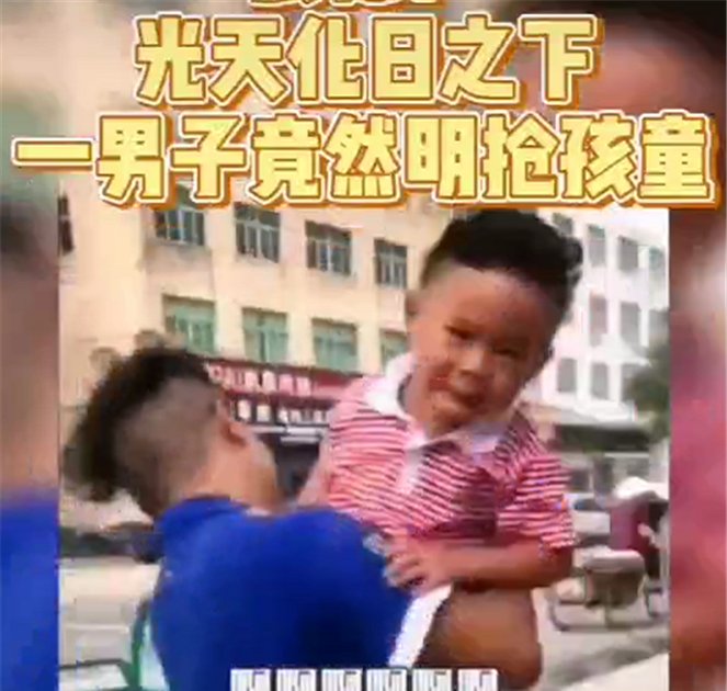  帮忙|孩子大喊“救命”，周围却无一人上前帮忙，看完把大牙都笑掉了