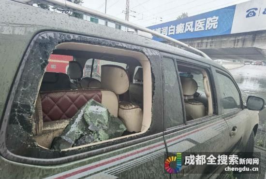  越野车|生死救援！越野车被困积水下穿 成都民警讲述救援全过程