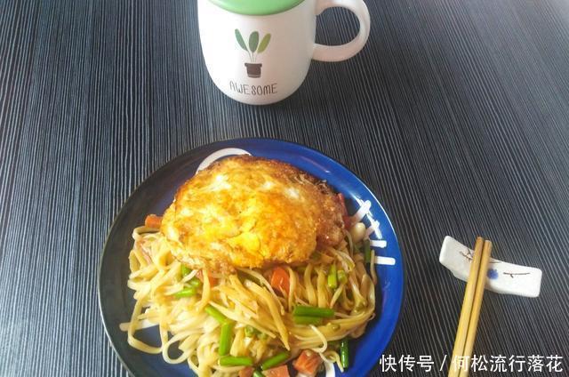 做出|10块钱成本做出一家三口的快餐,网友说太会过了,香味浓郁炒面