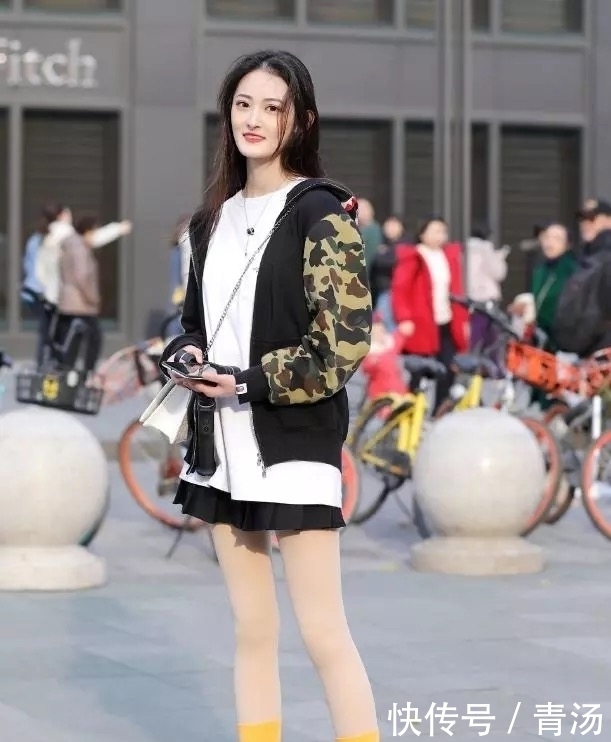  身材|街拍：小姐姐的身材曲线真好，长相也十分的迷人，很吸睛