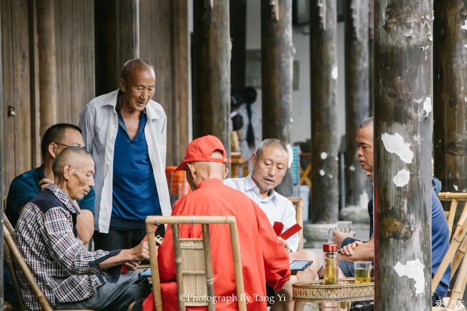 老一辈|【热搜冲顶】老一辈四川人的生活就是：吃烟，喝茶，打牌。