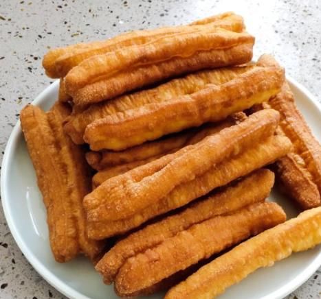  松软|油条一凉就发硬？原来是和面手法错了，教你这样做，油条松软好吃