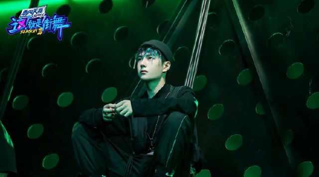  蓝绿色|王一博蓝绿色脏辫！这造型简直不要太街舞！一波王炸！