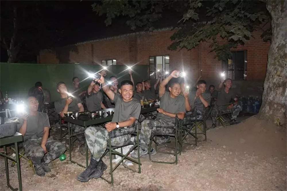 羡慕|解放军野外驻训伙食怎么样?小龙虾、烤全羊随便造!能羡慕死印军