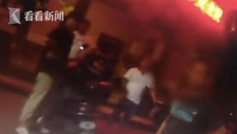 警车|消费不给钱起争执 男子为泄愤"碰瓷"警车!栽了