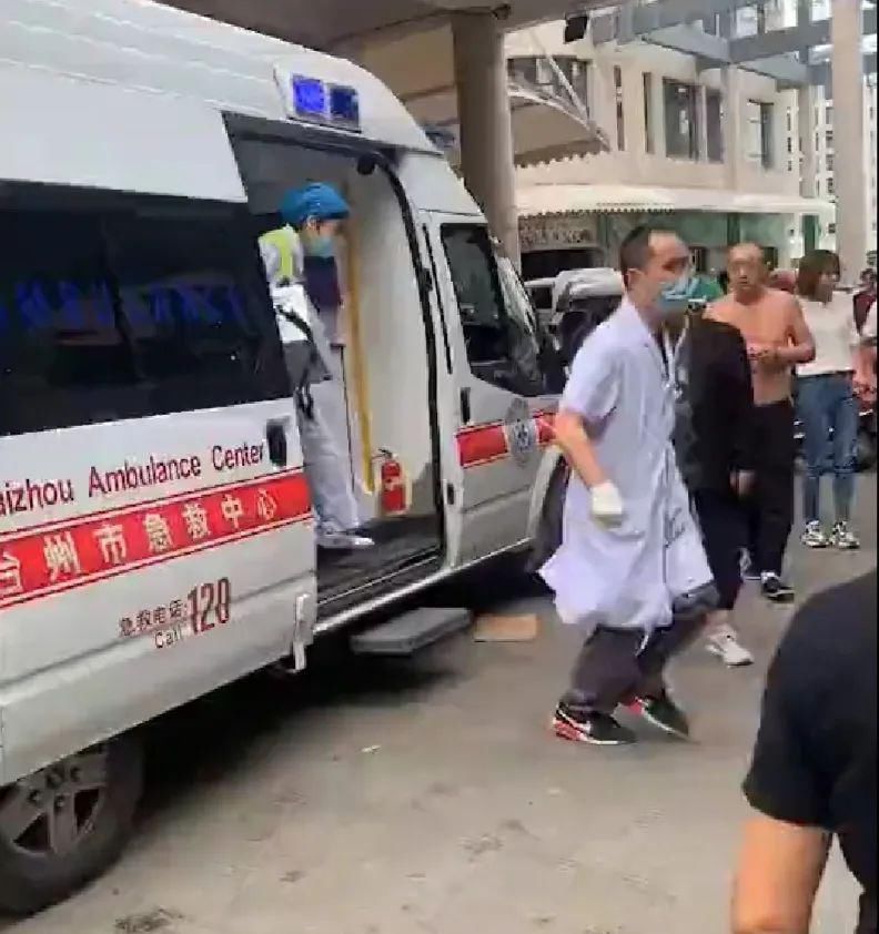 救治|今上午，一水果店老板娘遭店员割喉！已送医救治