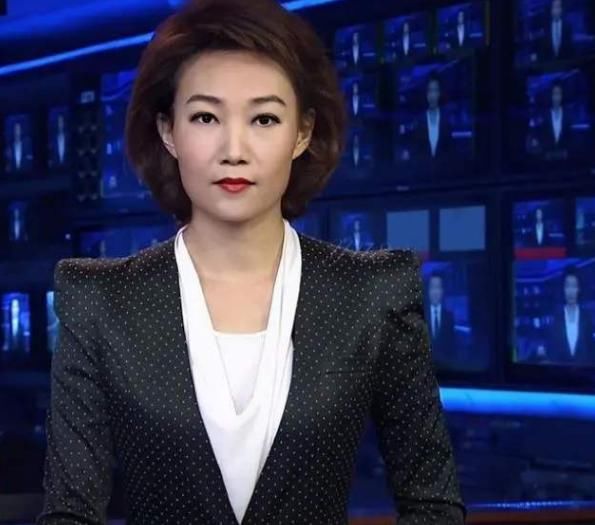  萌抢|《新闻联播》也有失误，名嘴李梓萌抢词手抖，康辉从容救场