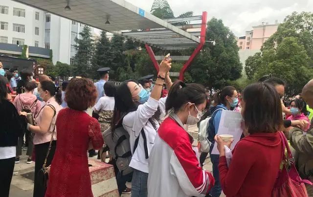  考生|图集丨云南高考首日直击：每一张安静的考桌都来之不易