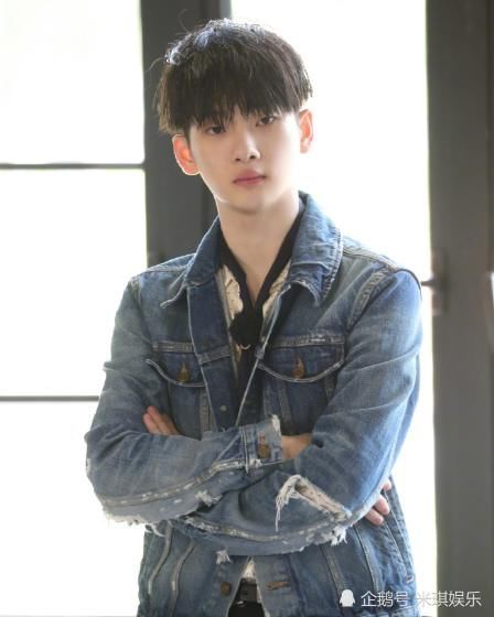  极限|都是参加《极限挑战》，周震南忍着在聊天，师姐杨超越独自睡着